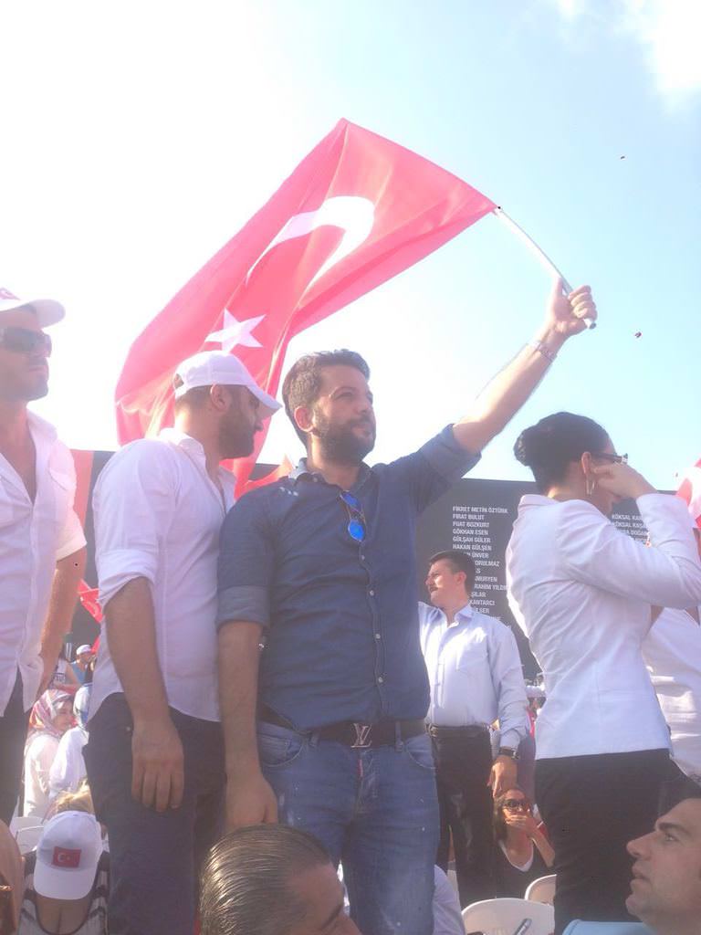 Ünlü isimler Demokrasi ve Şehitler mitinginde	