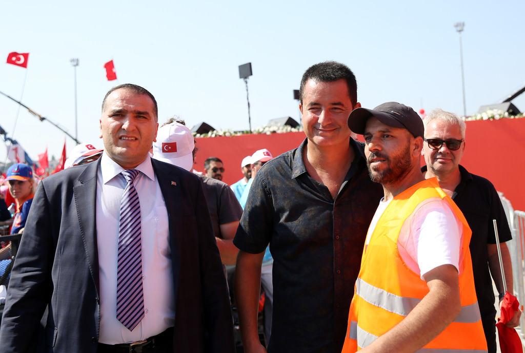 Ünlü isimler Demokrasi ve Şehitler mitinginde	