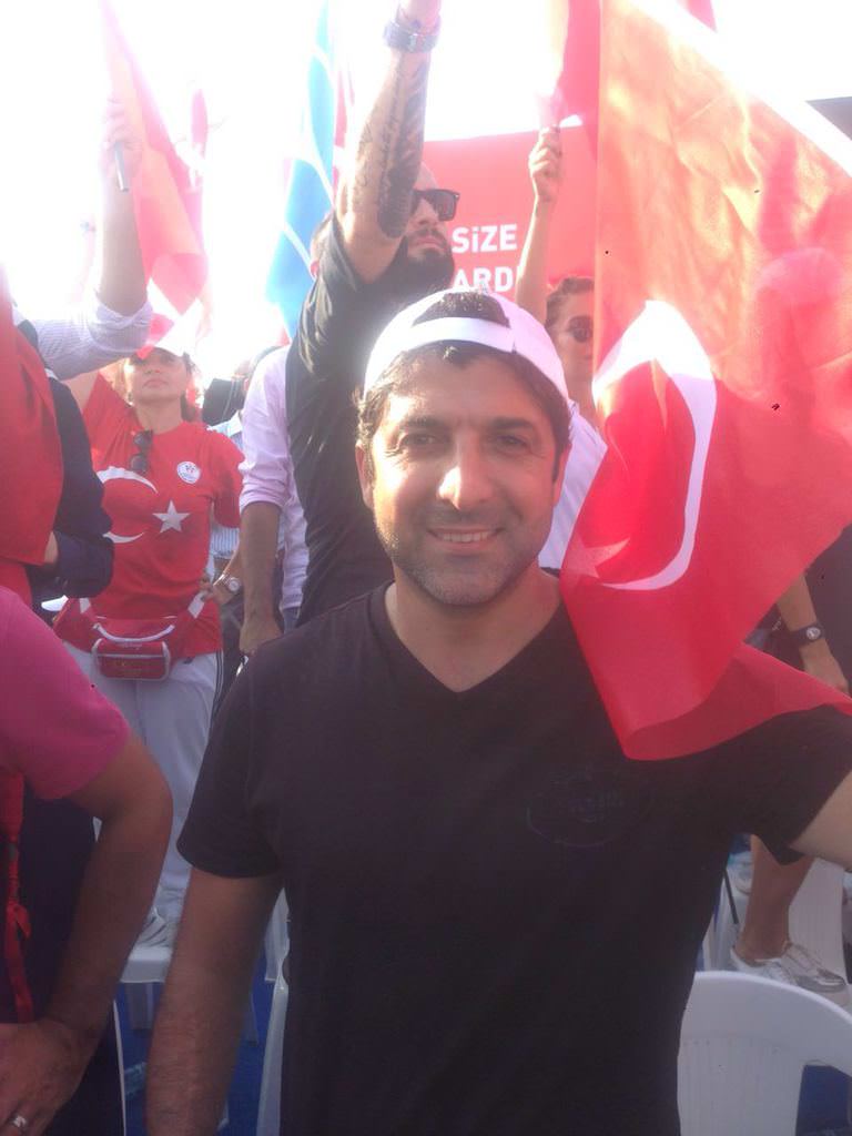 Ünlü isimler Demokrasi ve Şehitler mitinginde	