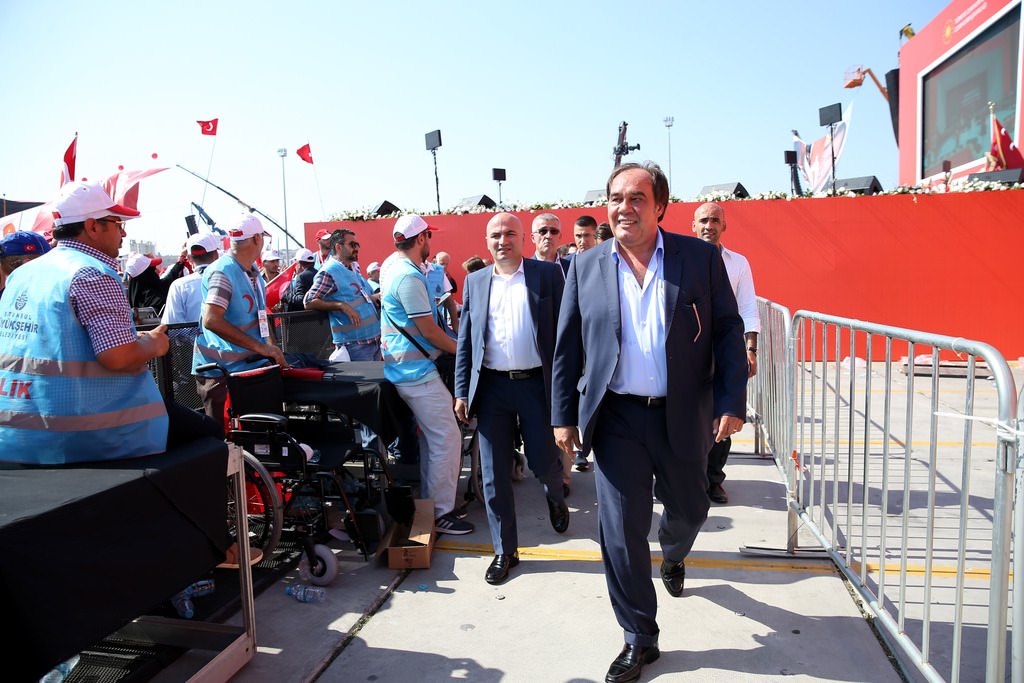 Ünlü isimler Demokrasi ve Şehitler mitinginde	