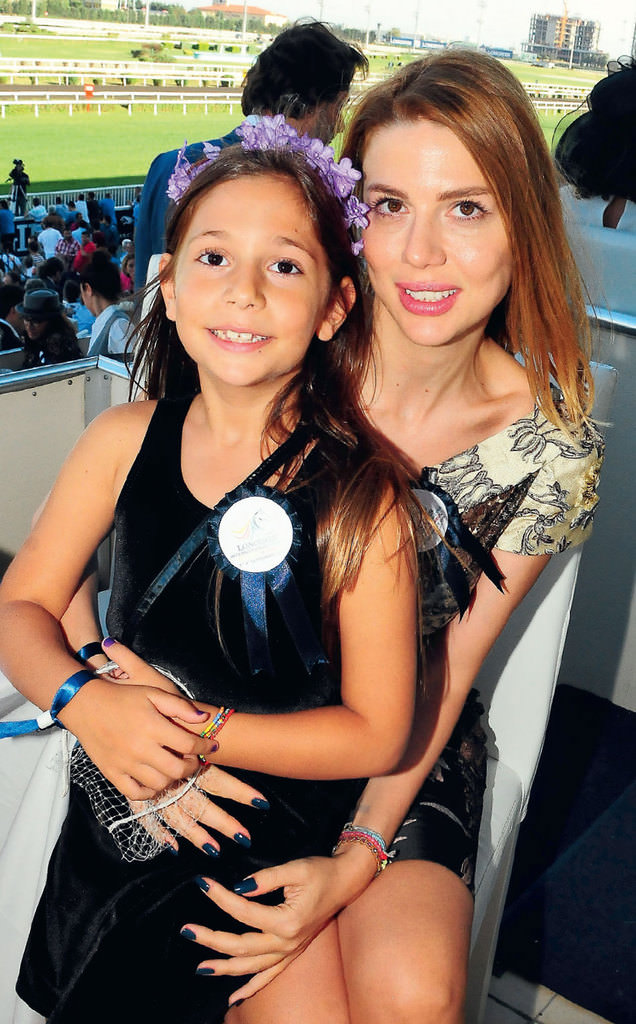 Veliefendi'deki yarış festivalinde şıklık yarışı