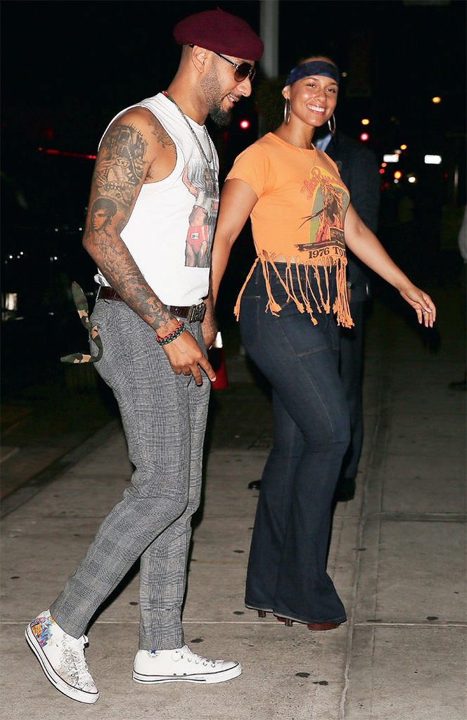 Yeni yaşını 70'ler ruhuyla kutladı