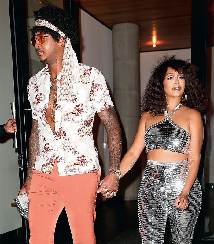 Yeni yaşını 70'ler ruhuyla kutladı