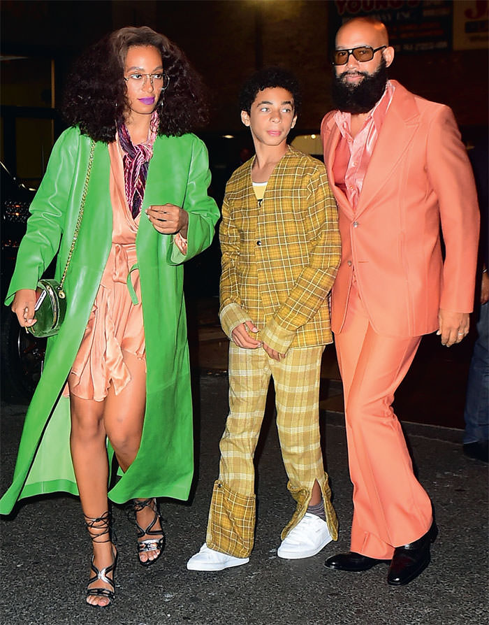 Yeni yaşını 70'ler ruhuyla kutladı