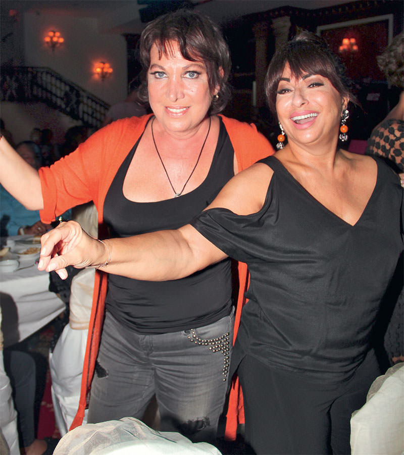 Ünlü sanatçılar Kıbrıs'ta taticileri coşturdu