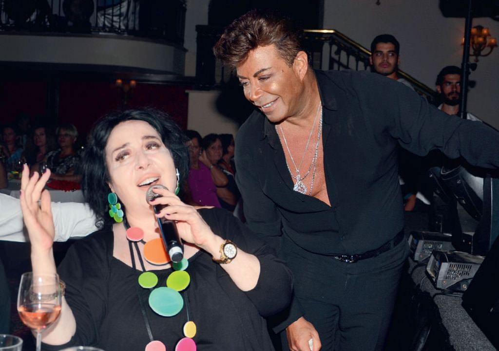 Ünlü sanatçılar Kıbrıs'ta taticileri coşturdu