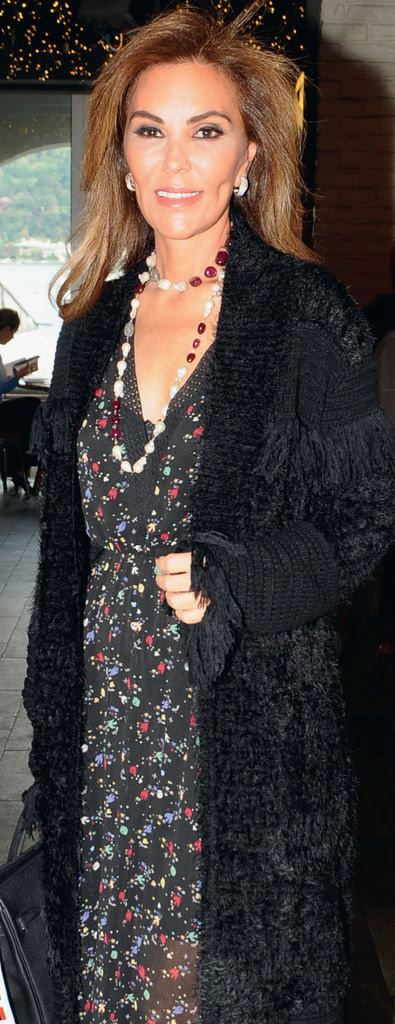 Yakın dostlarına 5 çayı daveti verdi