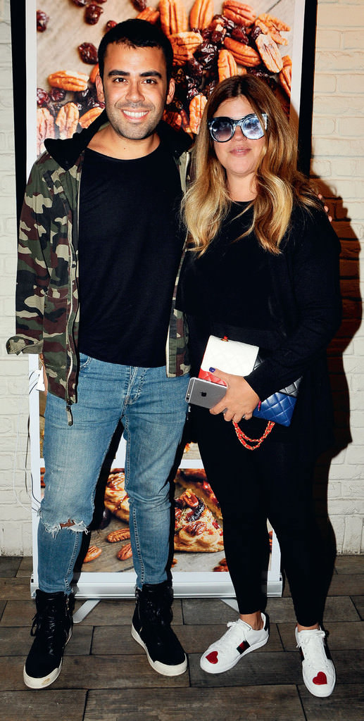 Yakın dostlarına 5 çayı daveti verdi