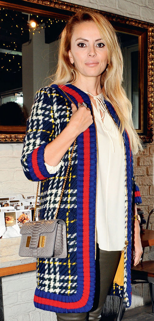 Yakın dostlarına 5 çayı daveti verdi