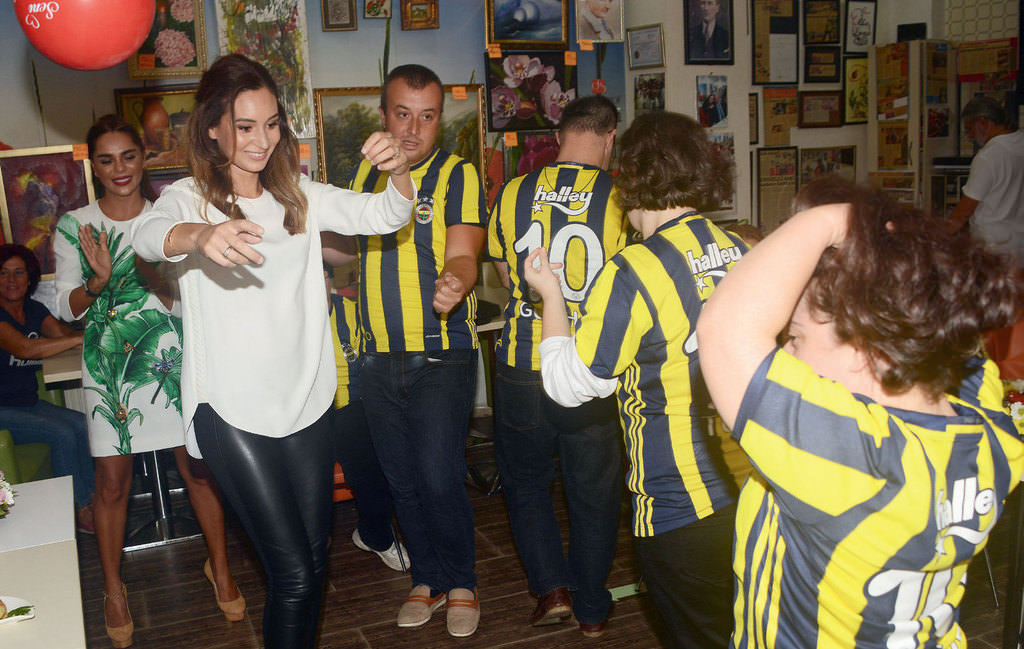 Çocuklar yararına kafede çalıştılar