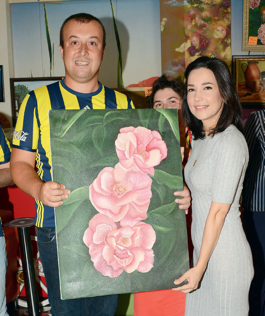 Çocuklar yararına kafede çalıştılar