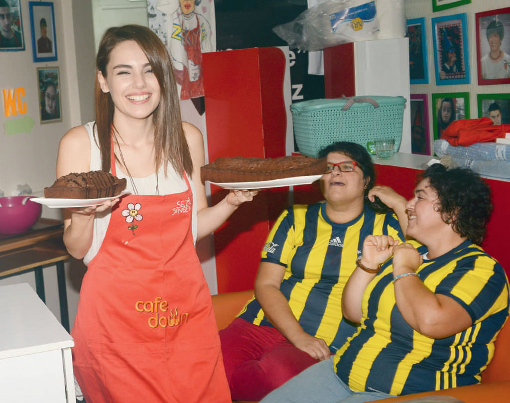 Çocuklar yararına kafede çalıştılar