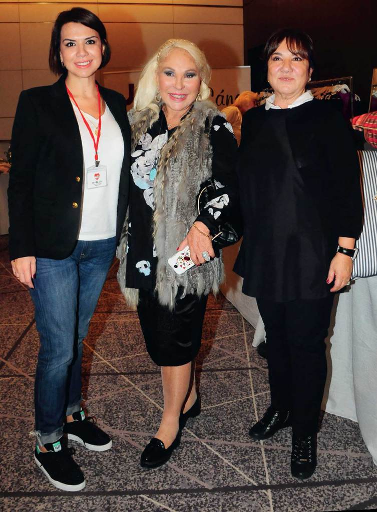 Yardım kermesine ünlü akını