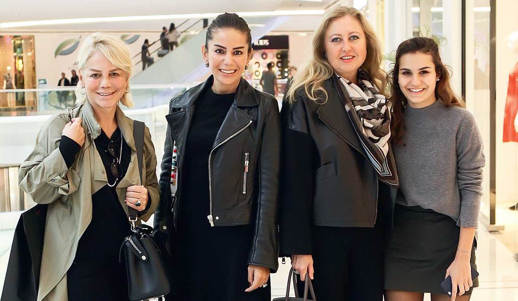 Yeni koleksiyon için dostlarına davet verdi