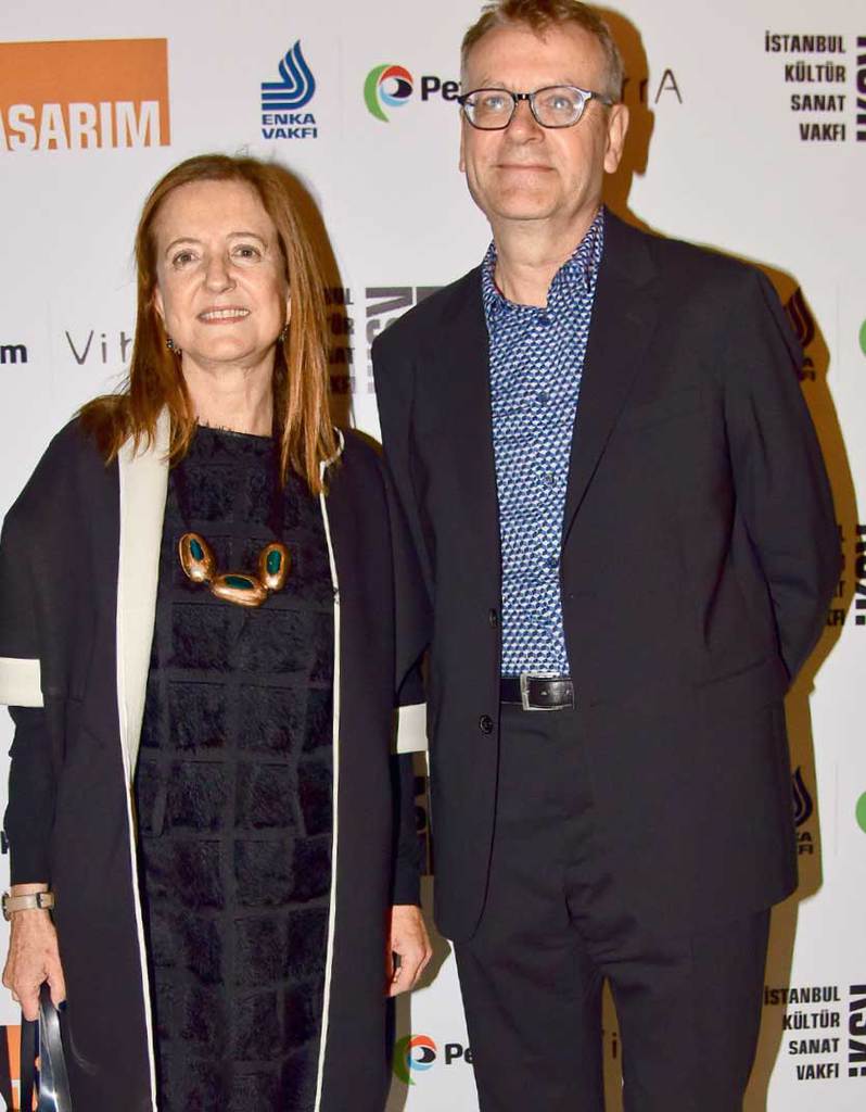 Açılışta destekçilere teşekkür plaketi verildi