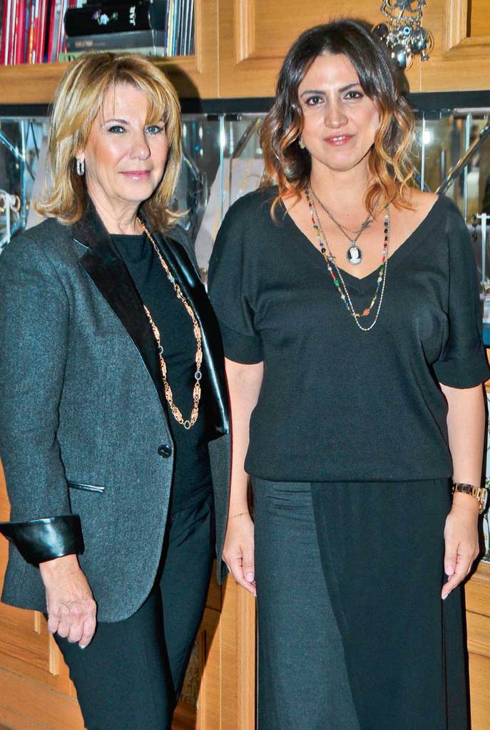 Vakıf için özel bileklik tasarladı