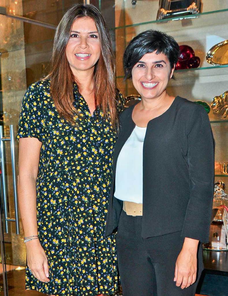 Vakıf için özel bileklik tasarladı