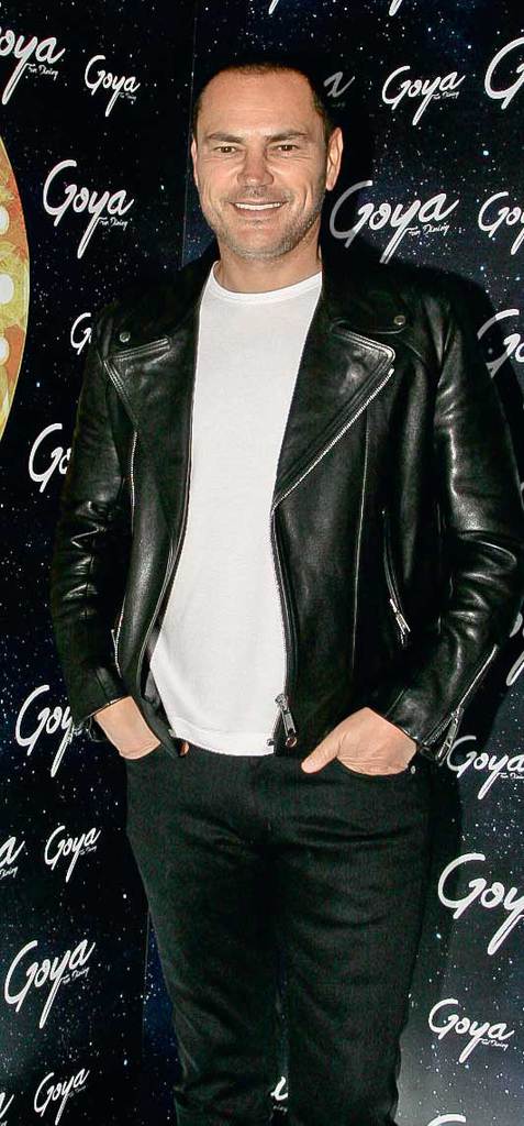 Geri dönüşünü partiyle kutladı