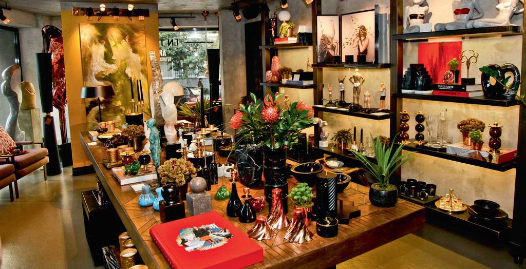 Ünlüleri buluşturan sergi