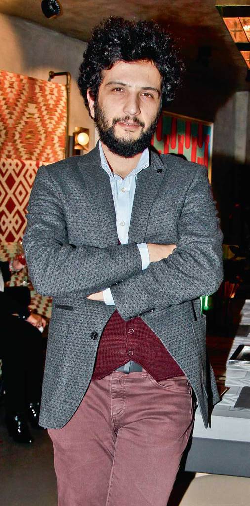 Ünlüleri buluşturan sergi