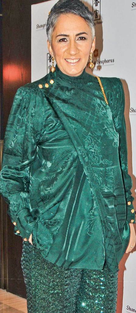 Ünlü dostları için yeni yıl yemeği verdi