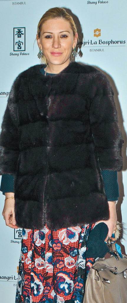 Ünlü dostları için yeni yıl yemeği verdi