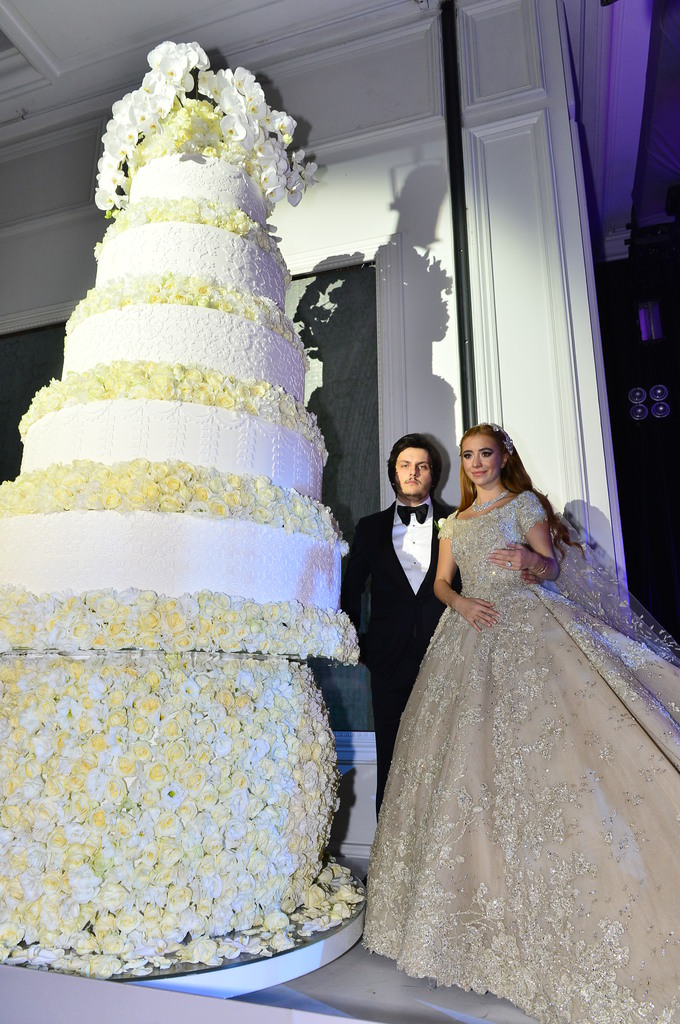 23 yaşındaki Sena'ya yaşı kadar altın