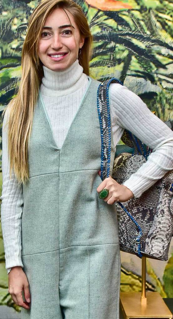 Koleksiyonunu yeni yerinde tanıttı