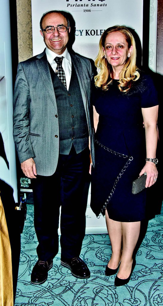 Ünlü isimlerin yaptığı resimler kapışıldı!