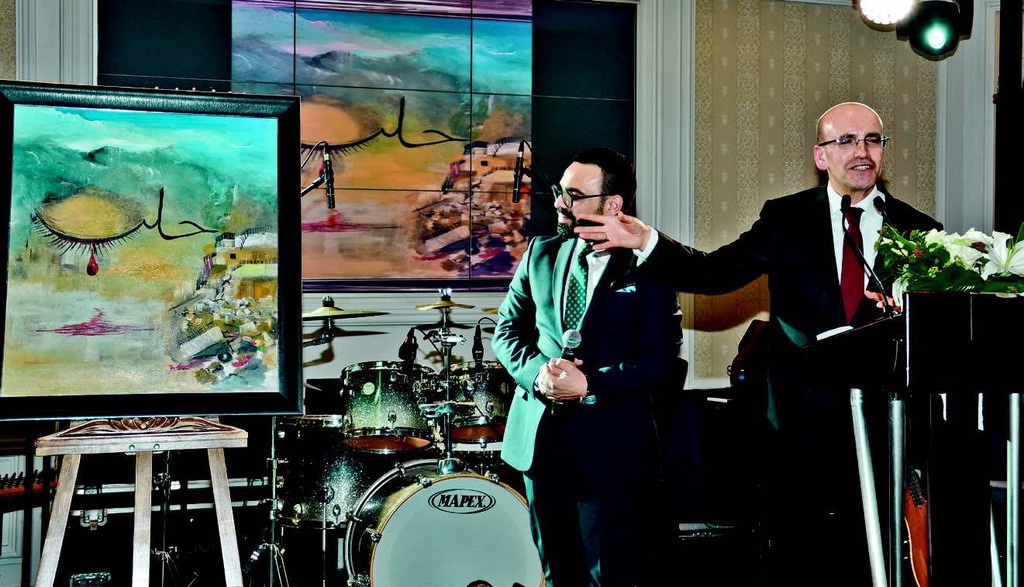 Ünlü isimlerin yaptığı resimler kapışıldı!