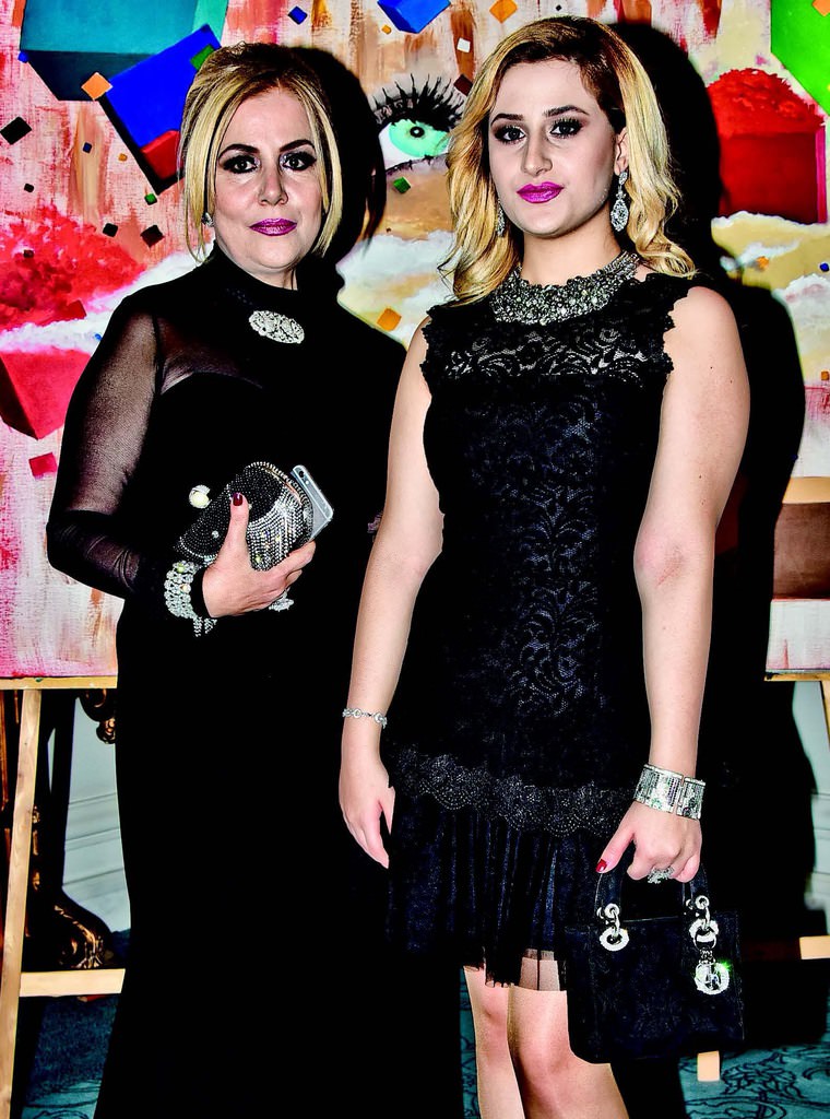 Ünlü isimlerin yaptığı resimler kapışıldı!