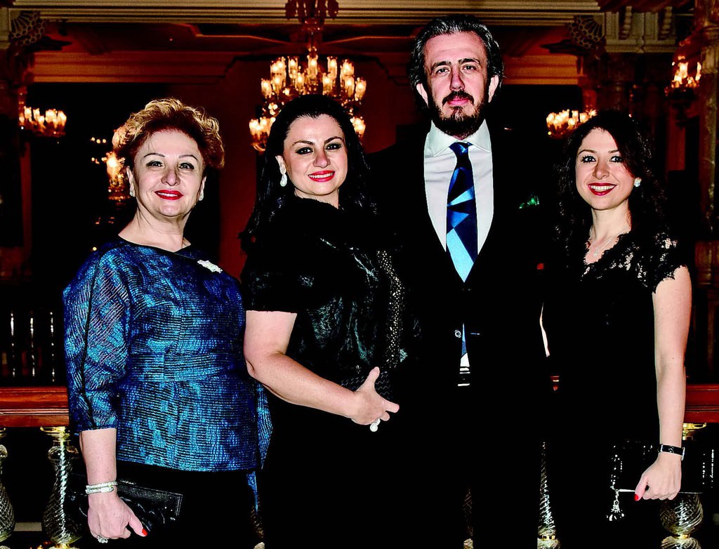 Ünlü isimlerin yaptığı resimler kapışıldı!