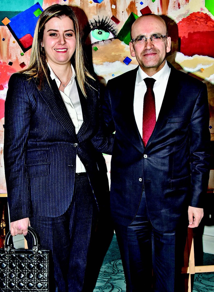 Ünlü isimlerin yaptığı resimler kapışıldı!