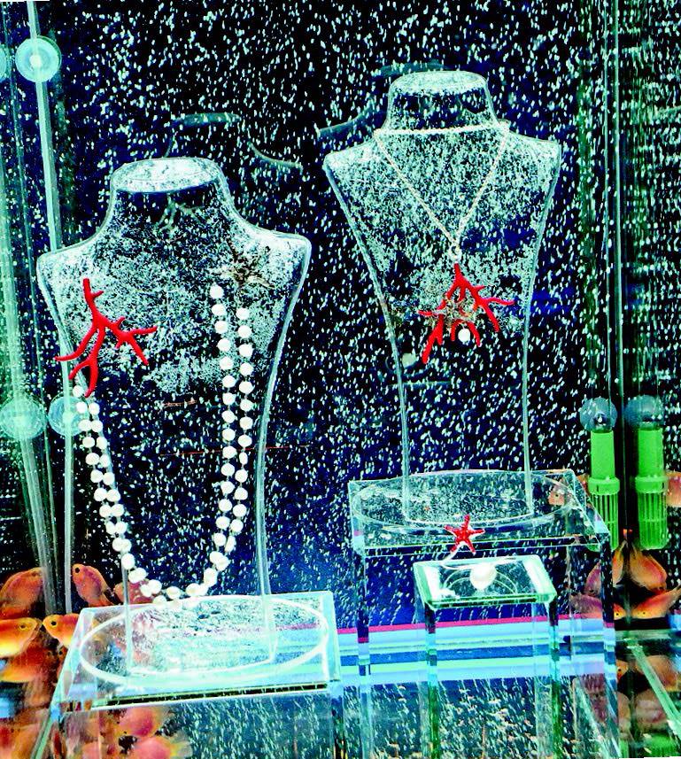 Deniz yıldızlarını su yüzüne çıkardı