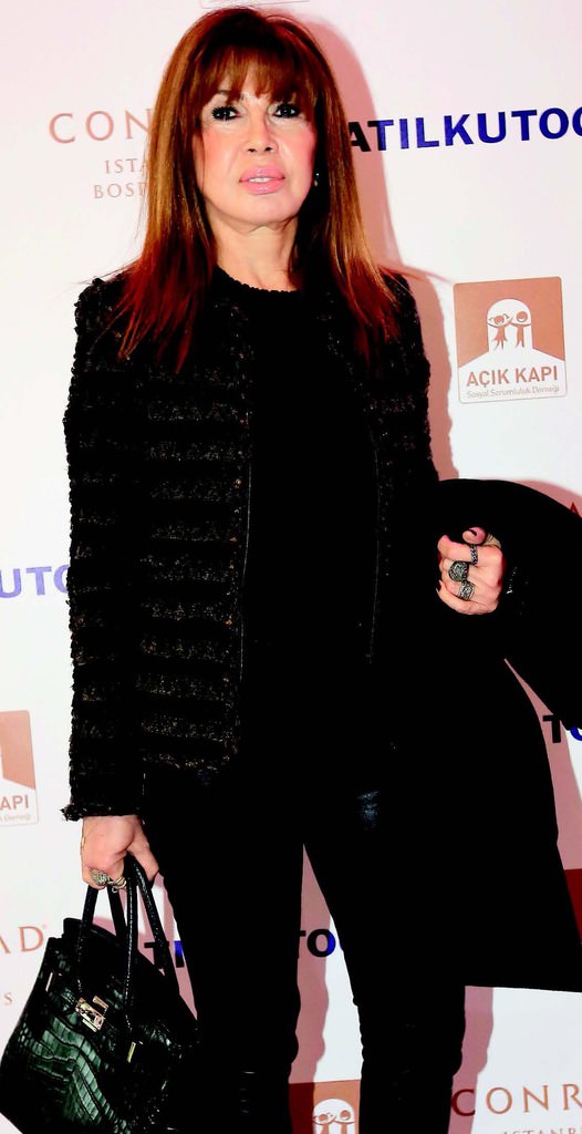 Atıl Kutoğlu'ndan 'Açık Kapı' yararına defile