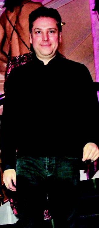 Atıl Kutoğlu'ndan 'Açık Kapı' yararına defile