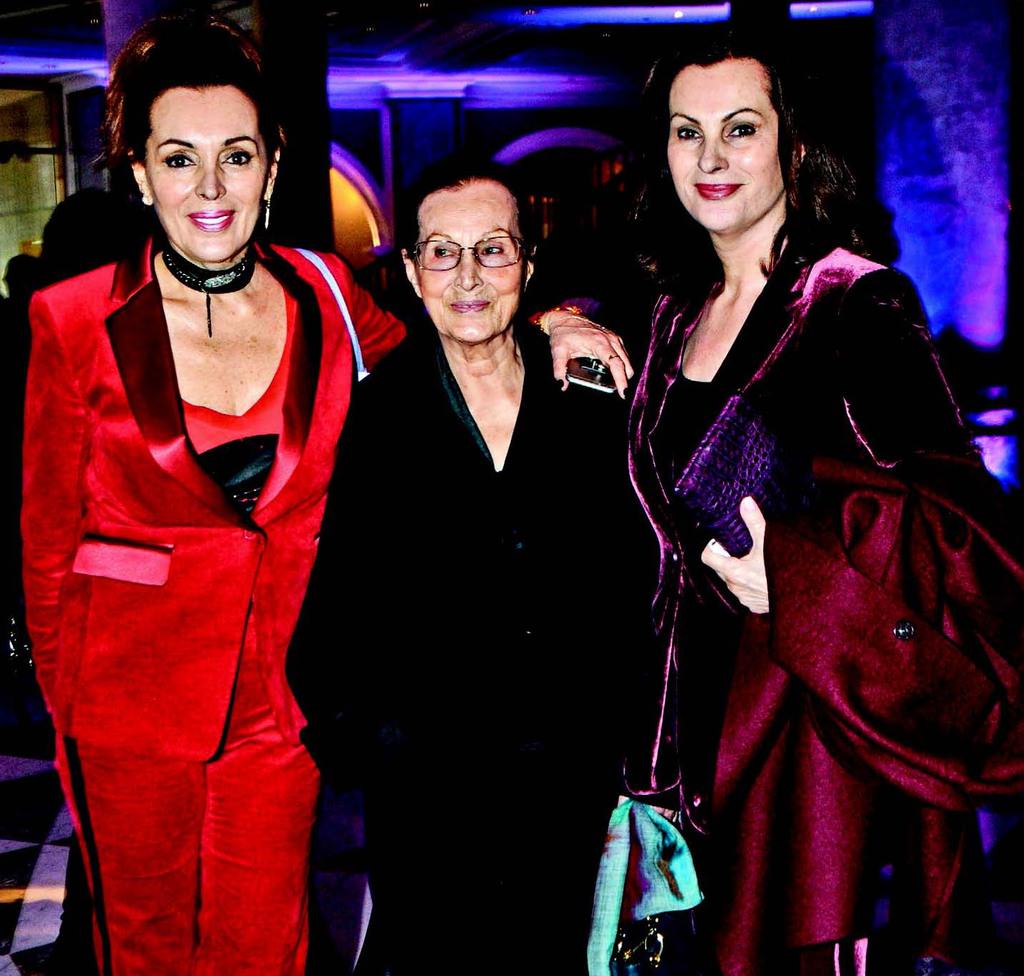 Atıl Kutoğlu'ndan 'Açık Kapı' yararına defile