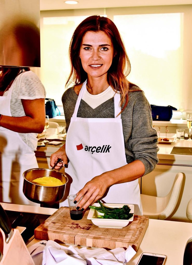 Mutfağa girip yemek pişirdiler