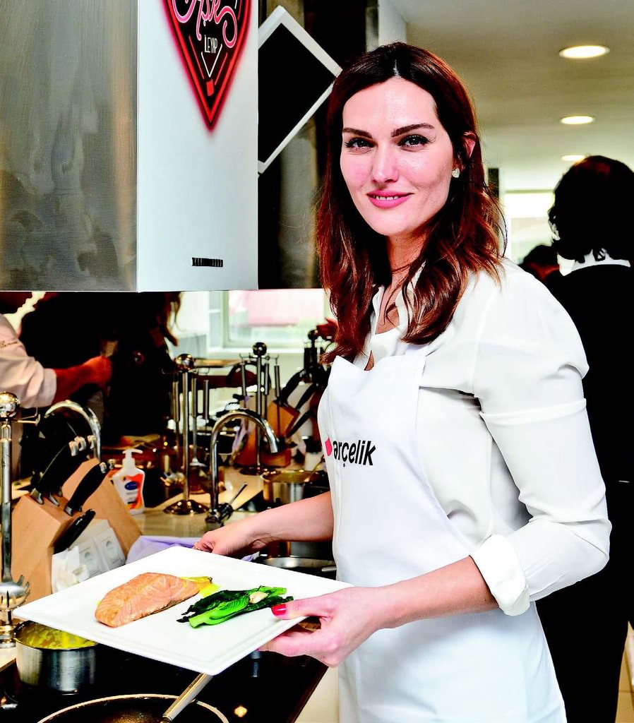 Mutfağa girip yemek pişirdiler