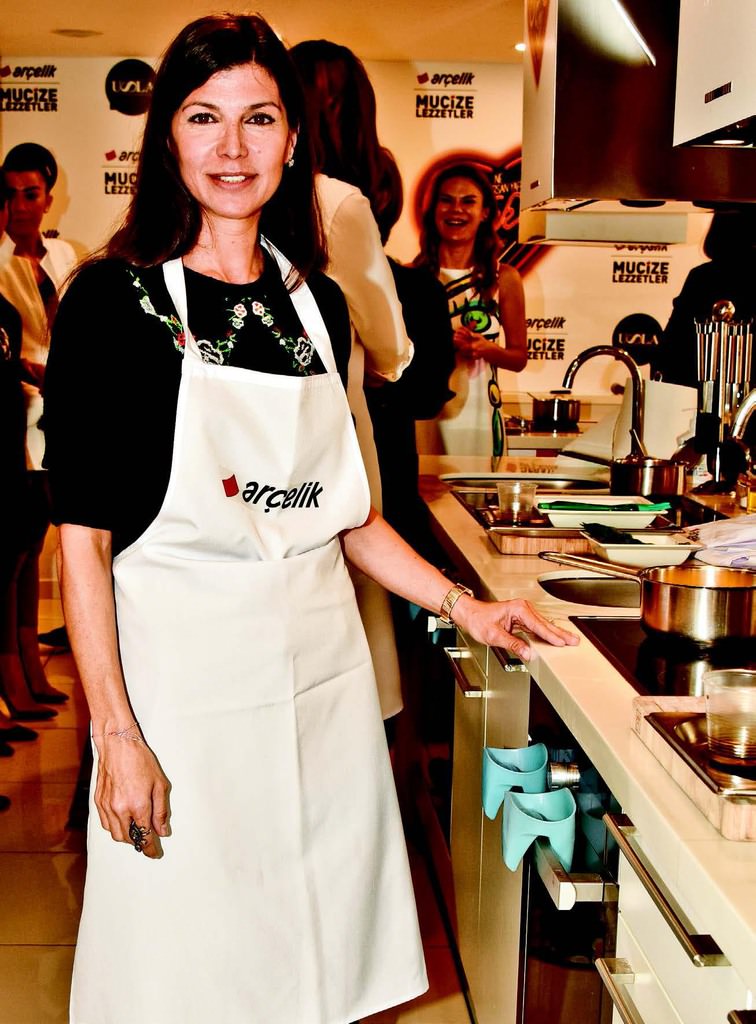 Mutfağa girip yemek pişirdiler