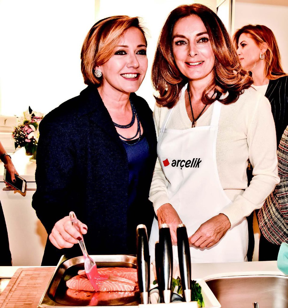 Mutfağa girip yemek pişirdiler