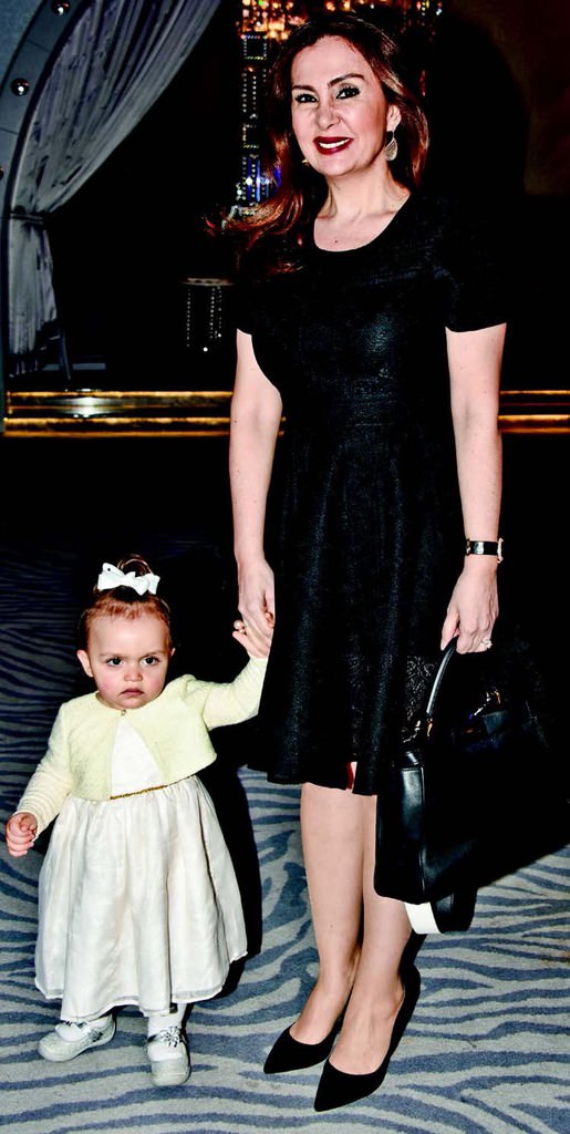 Çocuklara yardım için defile düzenledi