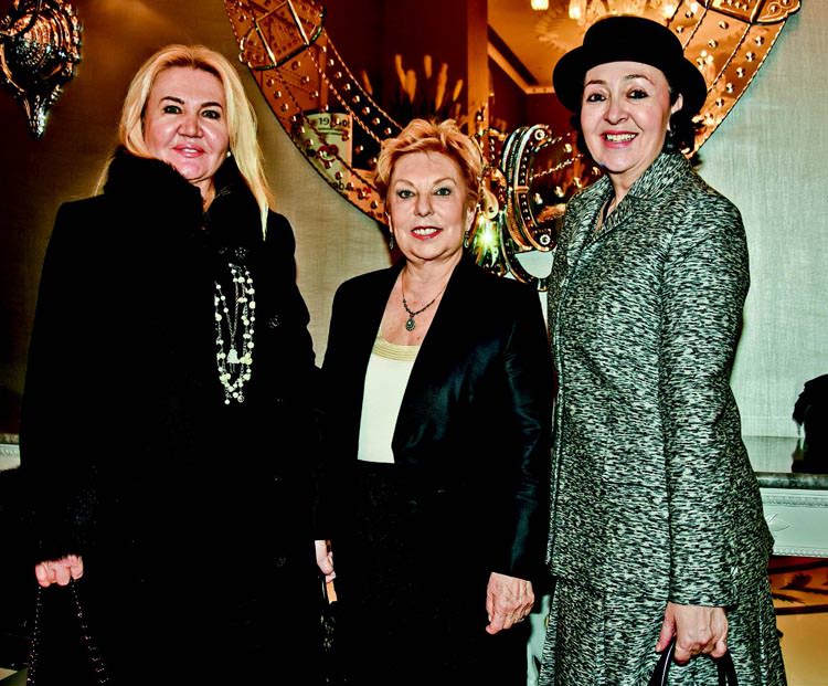 Çocuklara yardım için defile düzenledi