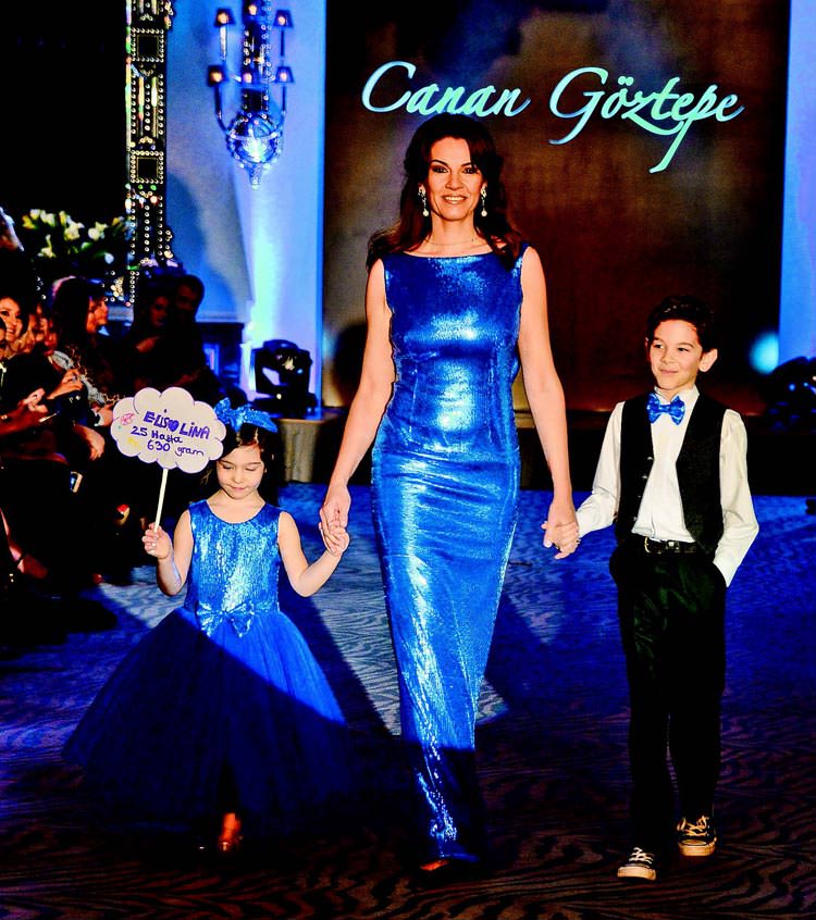 Çocuklara yardım için defile düzenledi