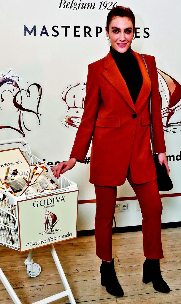 Ünlü markadan market kutlaması