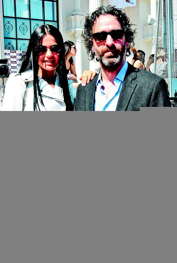 Ünlülerin katılımıyla resmi açılışını yaptı