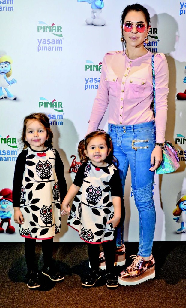 Ünlü isimler çocuklarıyla 'Şirinler'i izledi