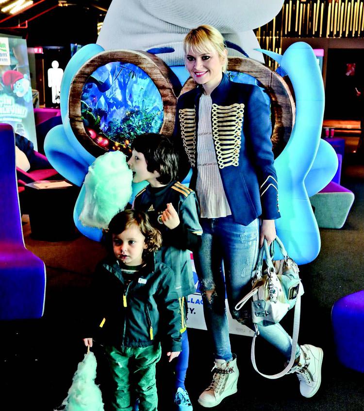 Ünlü isimler çocuklarıyla 'Şirinler'i izledi