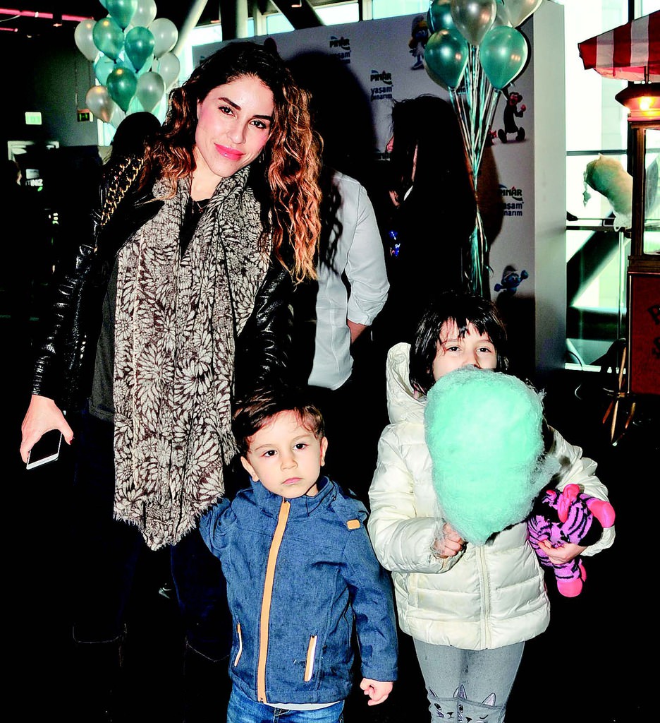 Ünlü isimler çocuklarıyla 'Şirinler'i izledi