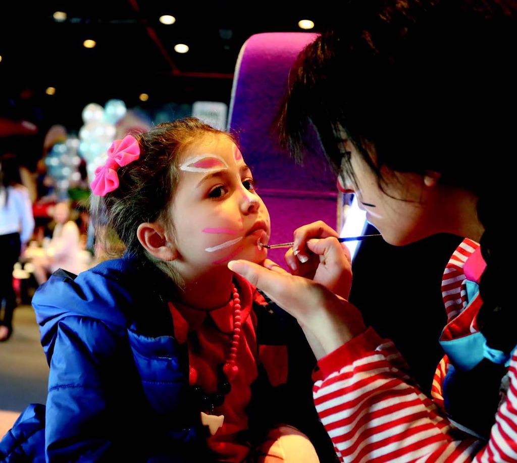 Ünlü isimler çocuklarıyla 'Şirinler'i izledi